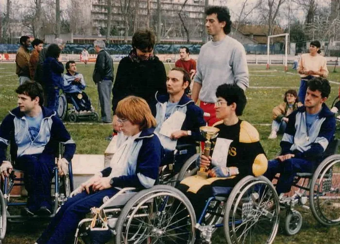 Rencontre handisport : athlètes en fauteuil roulant sur un stade, années 90